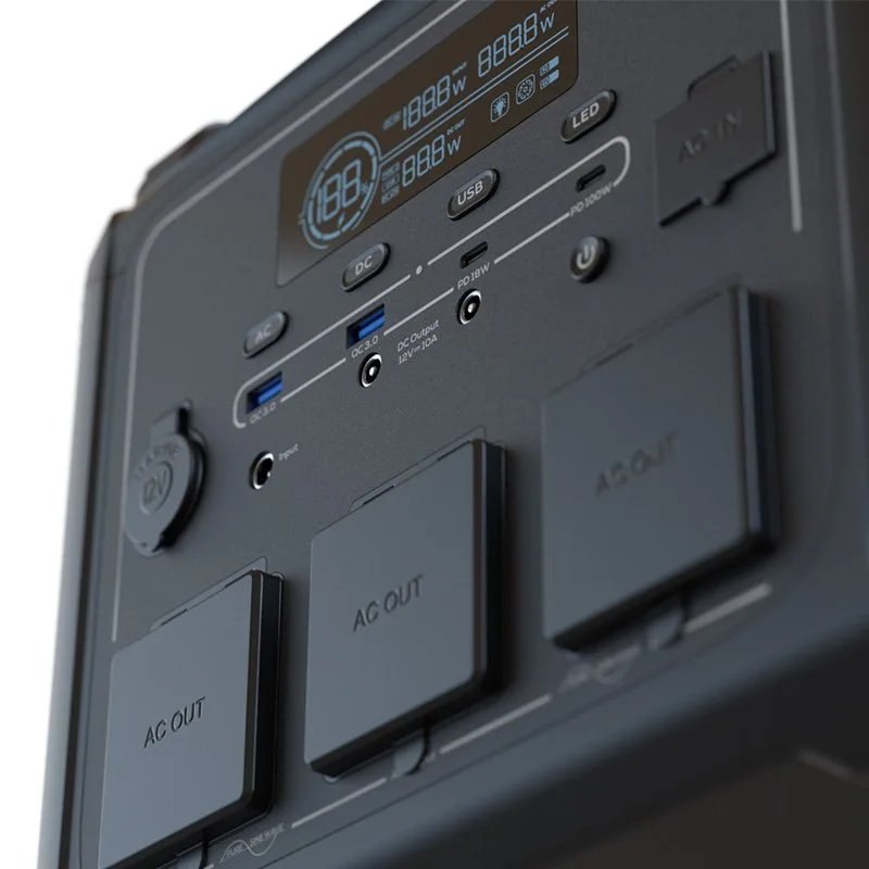 Detalle de las salidas de corriente y los puertos USB del Forza Titan