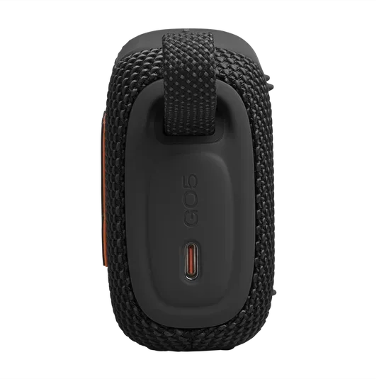 JBL Go 5 visto desde arriba con su correa y el puerto USB-C